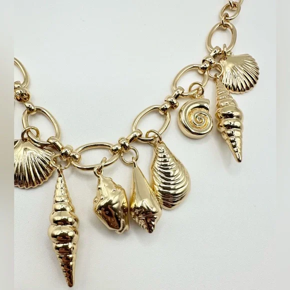 New never worn Gold Shell Charm Necklace - Picture 3 of 4